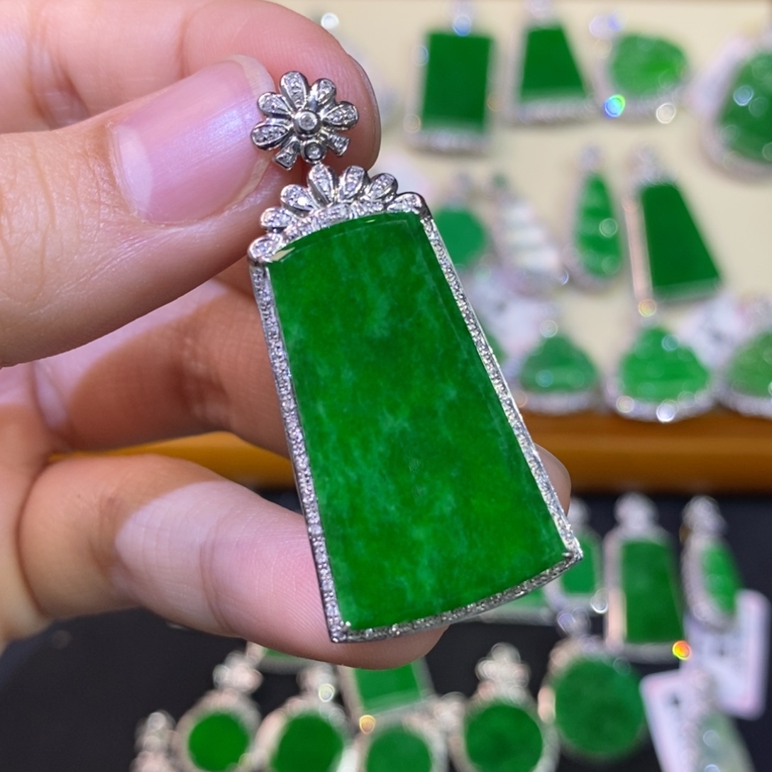 翡翠吊坠(不含链)18K金镶嵌