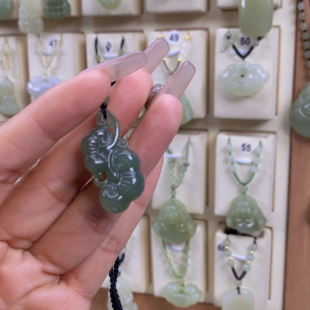 待***透和田玉未镶嵌颈饰