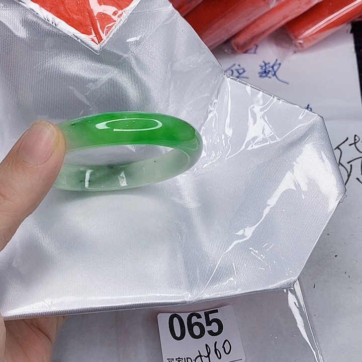 翡翠未镶嵌手镯一图一物实物为准（微瑕处理）