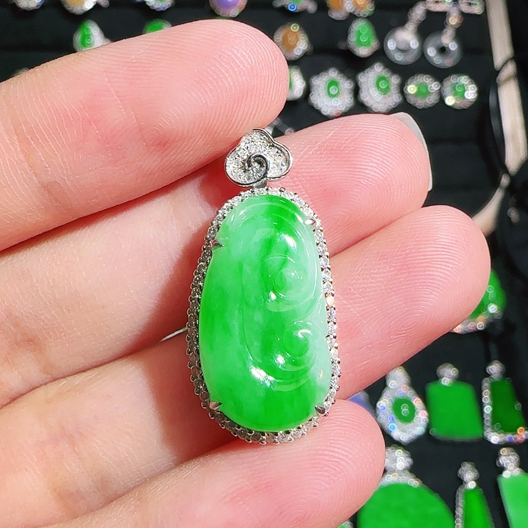 翡翠18K金镶嵌颈饰