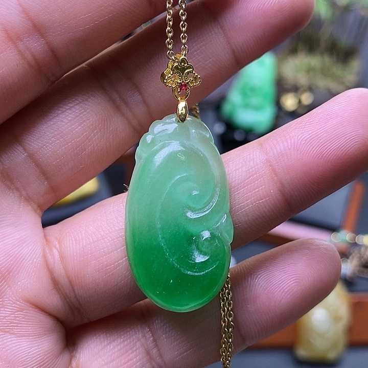 翡翠未镶嵌吊坠(赠链)