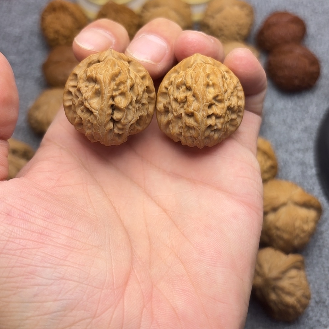 酱***盗文玩核桃吊坠32尺，三角白