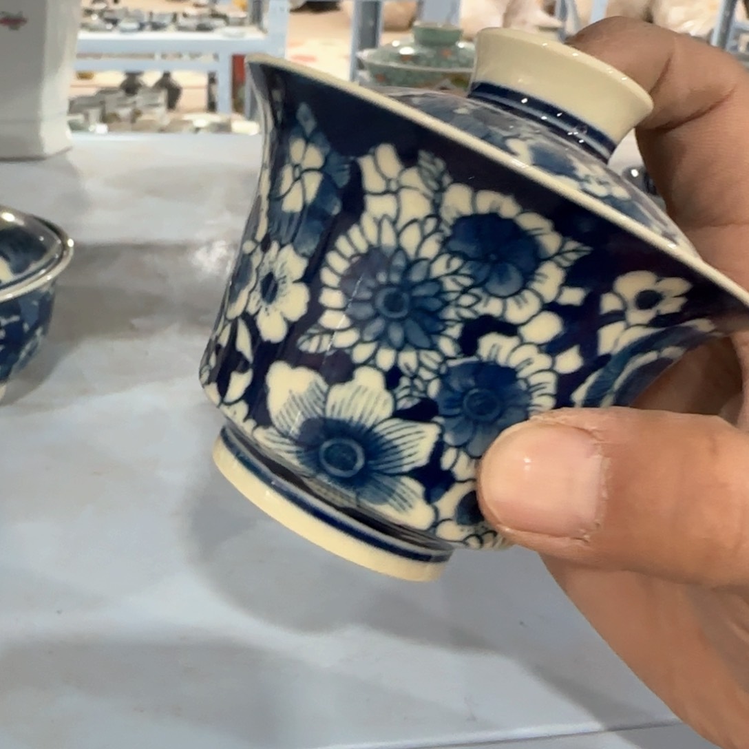 瓷片瓷器上用青花做圆润青花