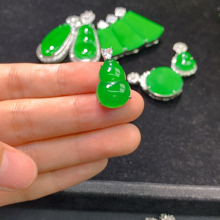 翡翠银S925镶嵌颈饰一个