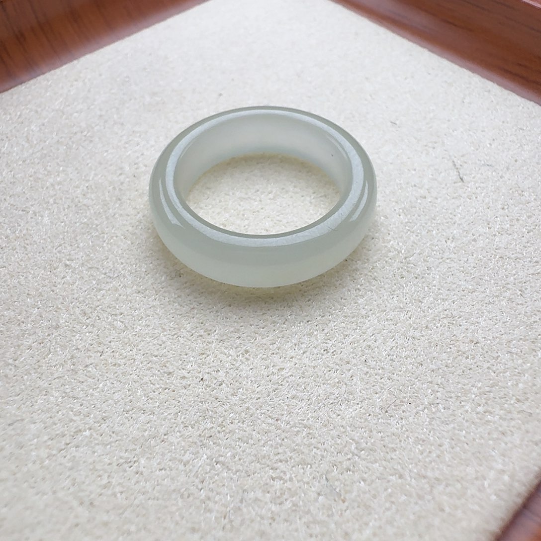 和田玉戒指未镶嵌。**，