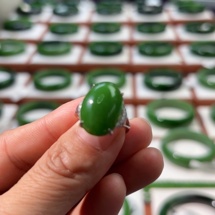 银S925镶嵌戒指和田玉（碧玉）小****又