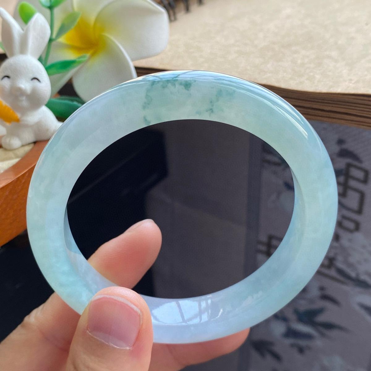 3.3批1389号翡翠手镯58.8-12.3-9.4冰飘花果冻镯！淡雅的浅绿色！
