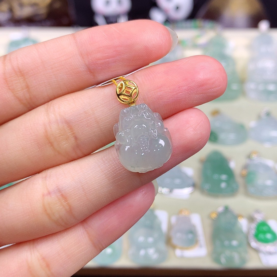 颈饰18K金镶嵌翡翠貔貅