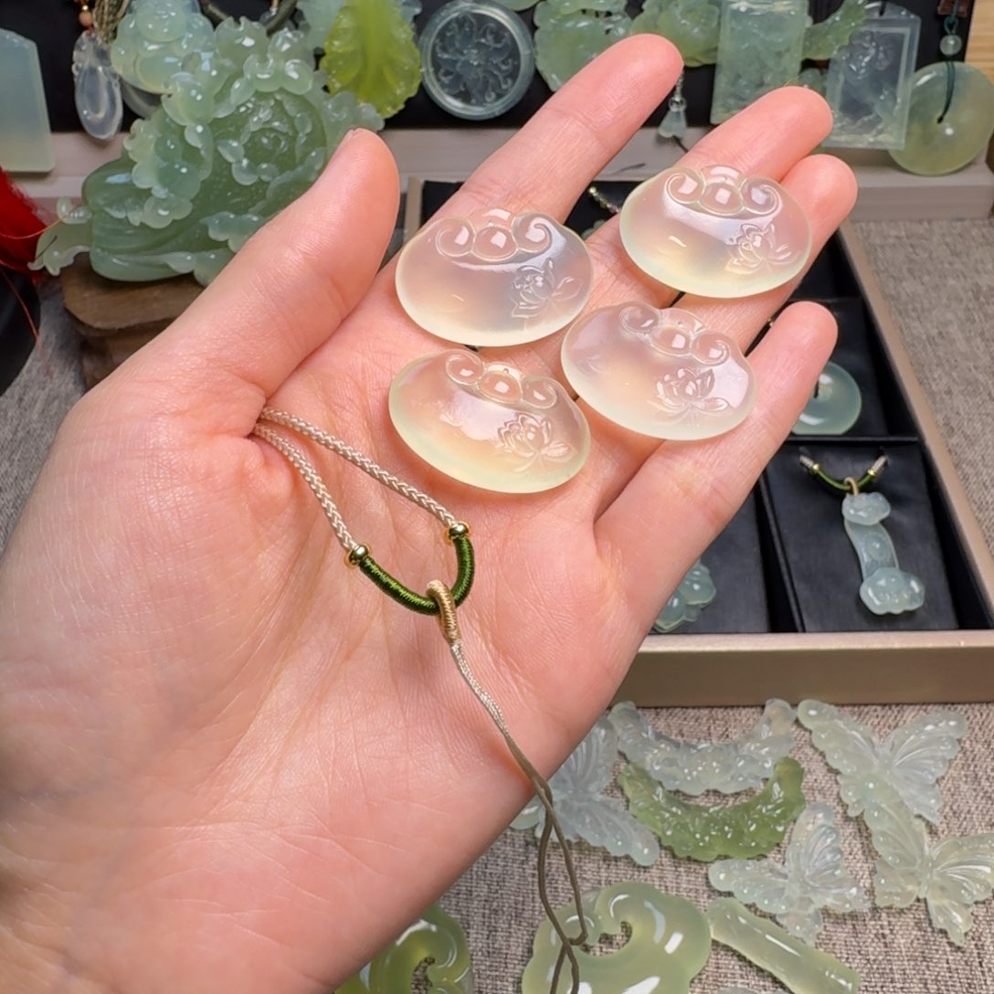 蛇纹石玉颈饰未镶嵌