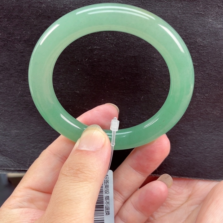 未镶嵌手镯石英质玉
