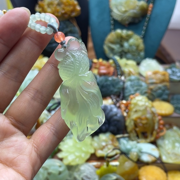 蛇纹石玉未镶嵌颈饰