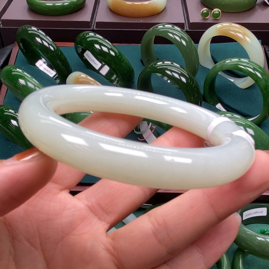 和田玉未镶嵌手镯