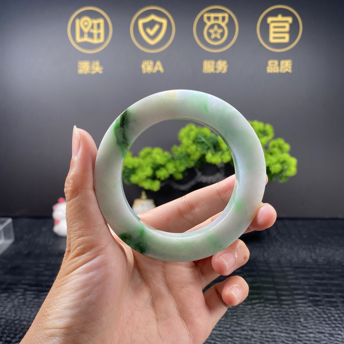 飘绿翡翠手镯定制