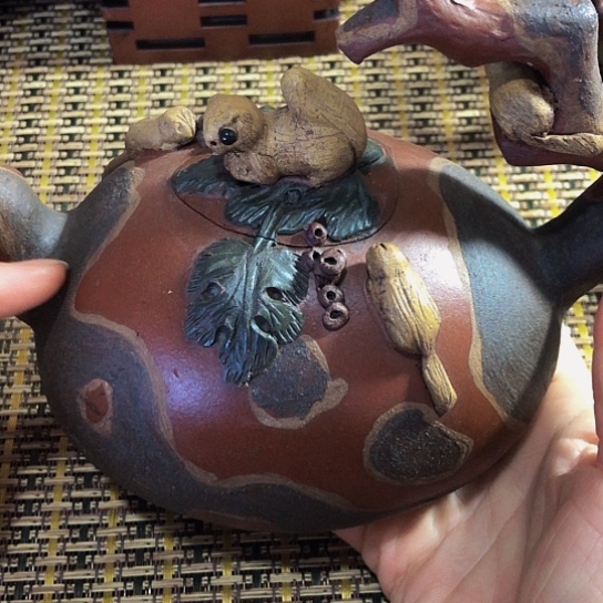 紫砂茶壶原矿泥料手工制作的紫砂壶。