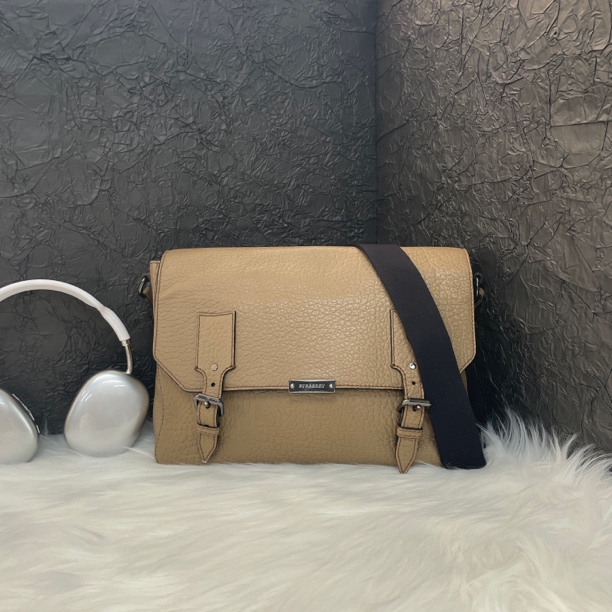 95新 BURBERRY/博柏利 博柏利邮差包棕色翻盖斜挎包