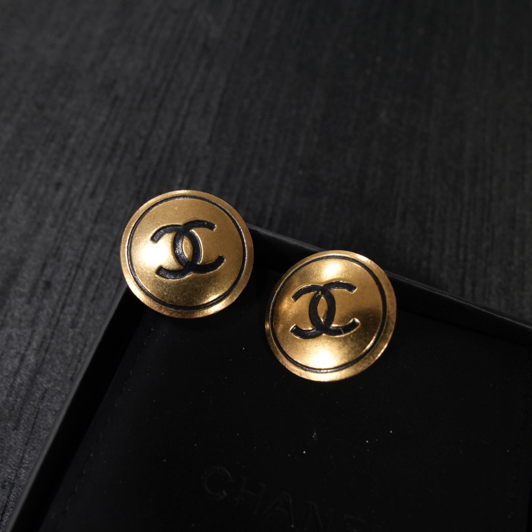 Chanel黑金logo圆盘耳夹
