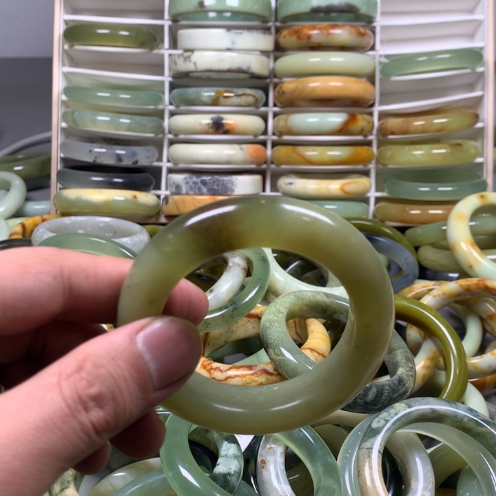 蛇纹石玉手镯未镶嵌凌****狗