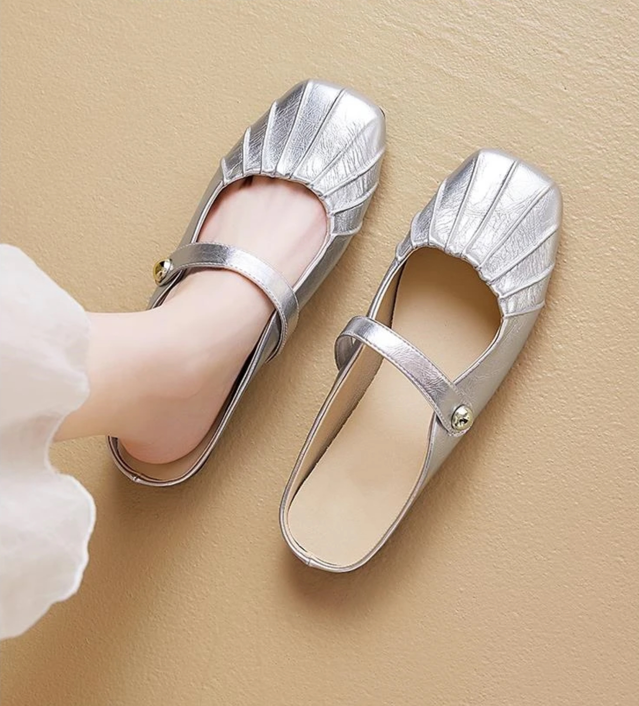 【啄木鸟】平底包头拖鞋女夏季外穿法式银色半拖玛丽珍配裙凉鞋