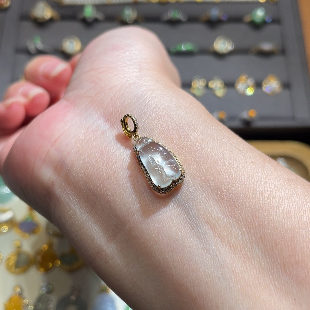 翡翠颈饰18K金镶嵌玻璃底玉兰花