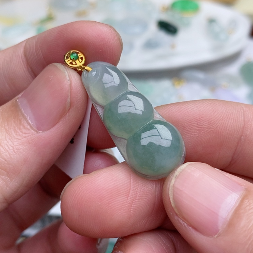 【闪购商品】翡翠吊坠(不含链)18K金镶嵌福豆
