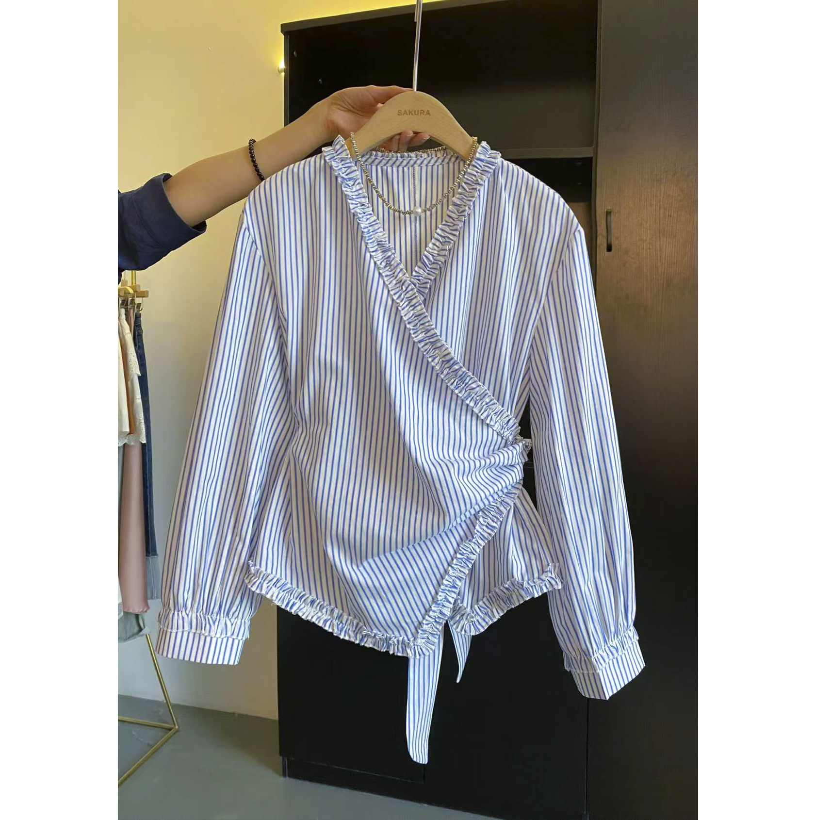  璎婲sᴀᴋᴜʀᴀ【卑尔根蓝】媛法式设计感V领荷叶边收腰绑带长袖衬衫