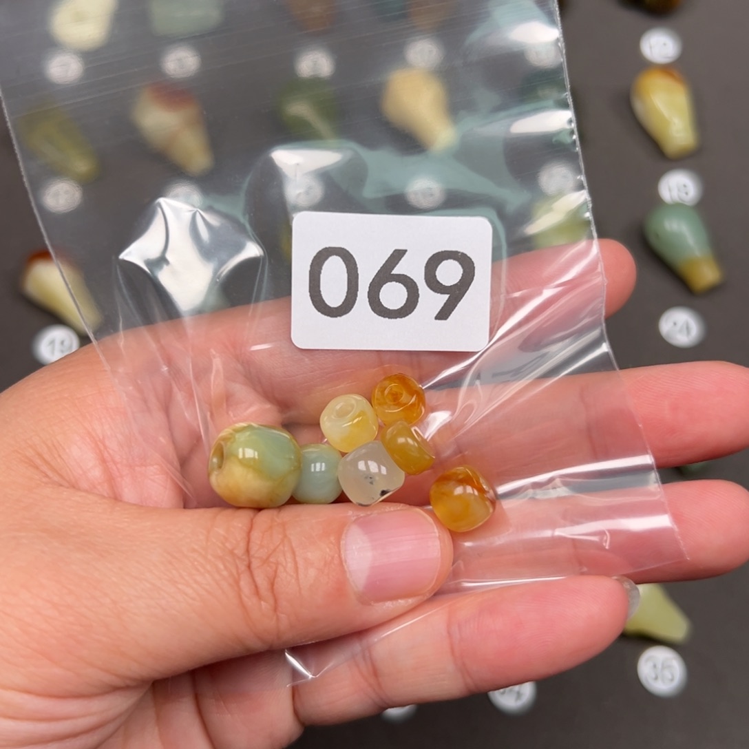 未镶嵌蛇纹石玉颈饰⁽****⁾