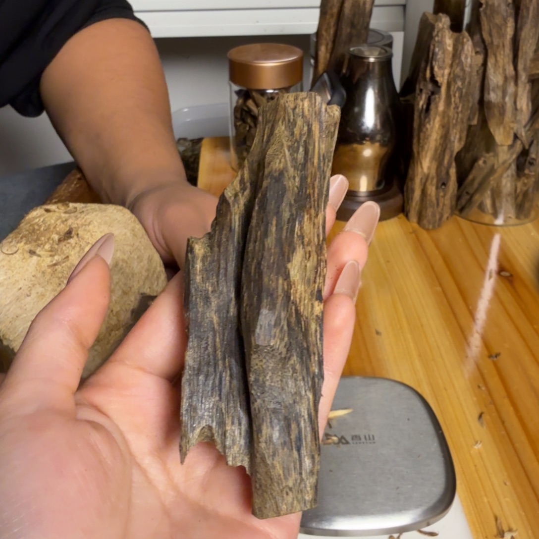 沉香篮宝石虫漏28克