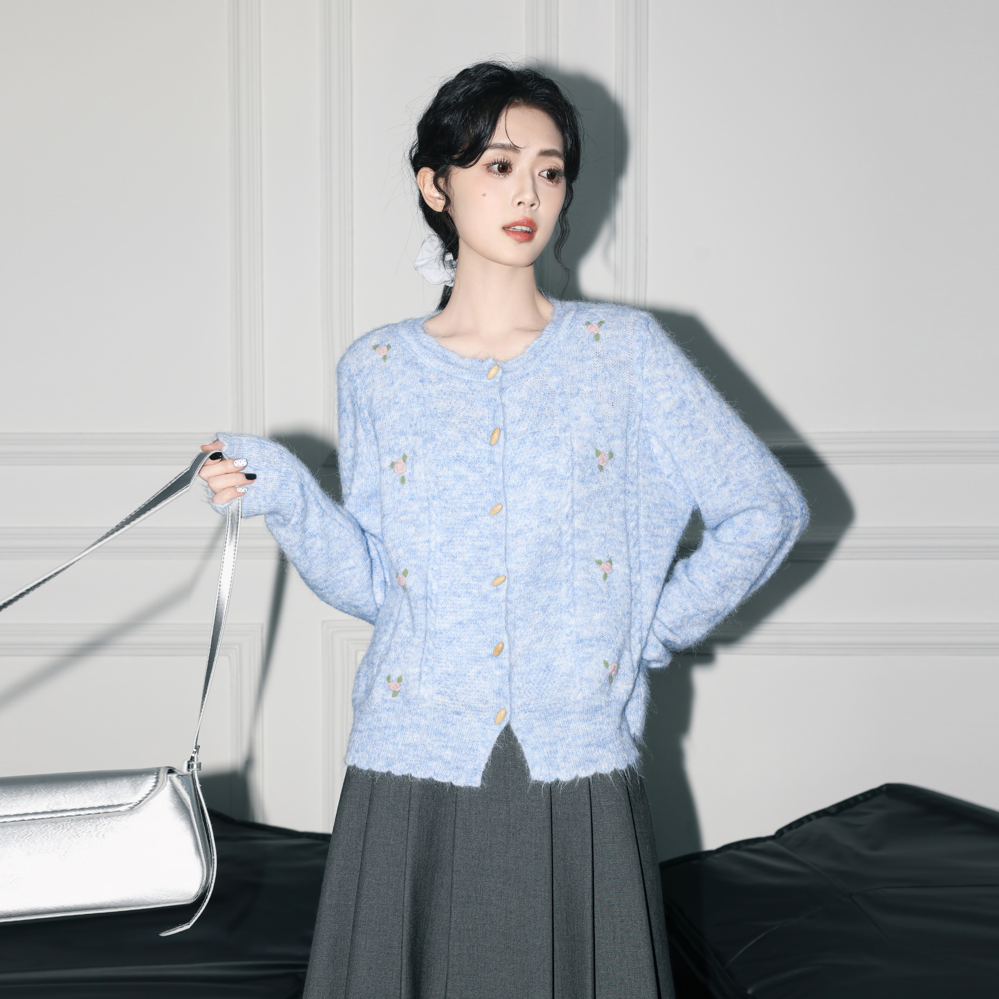 蓝色圆领毛衣外套女春秋2025秋新款温柔风软糯刺绣针织开衫短上衣