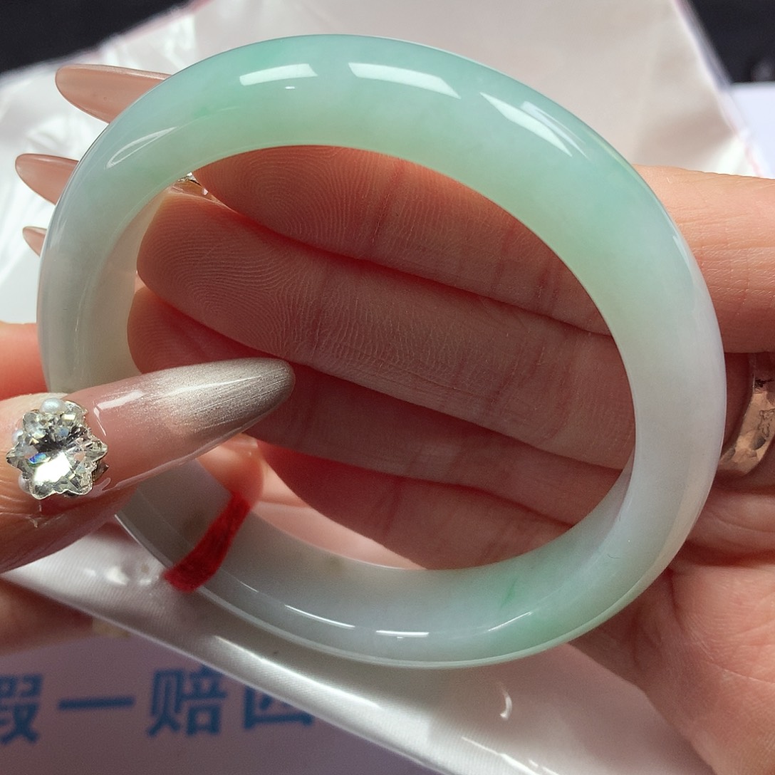 翡翠手镯未镶嵌好**伴58圈