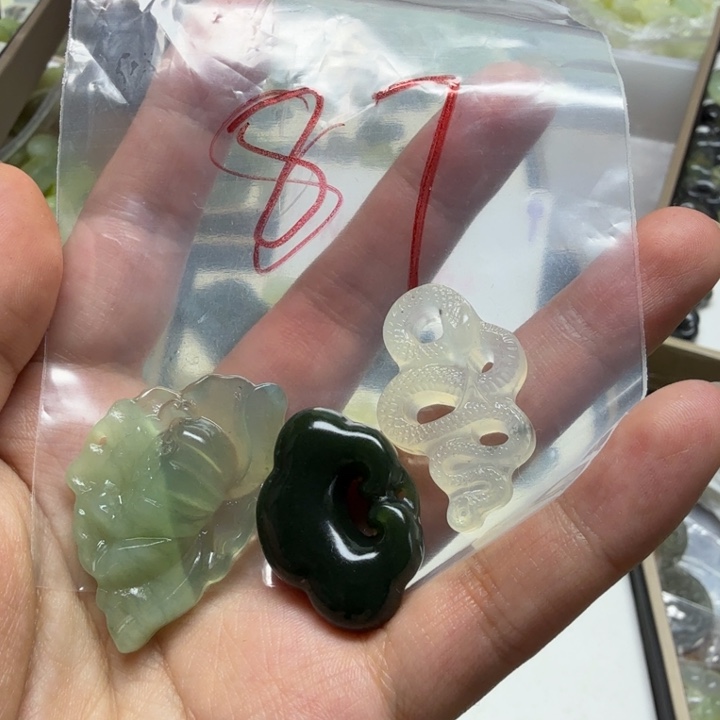 透闪石-蛇纹石玉吊坠未镶嵌