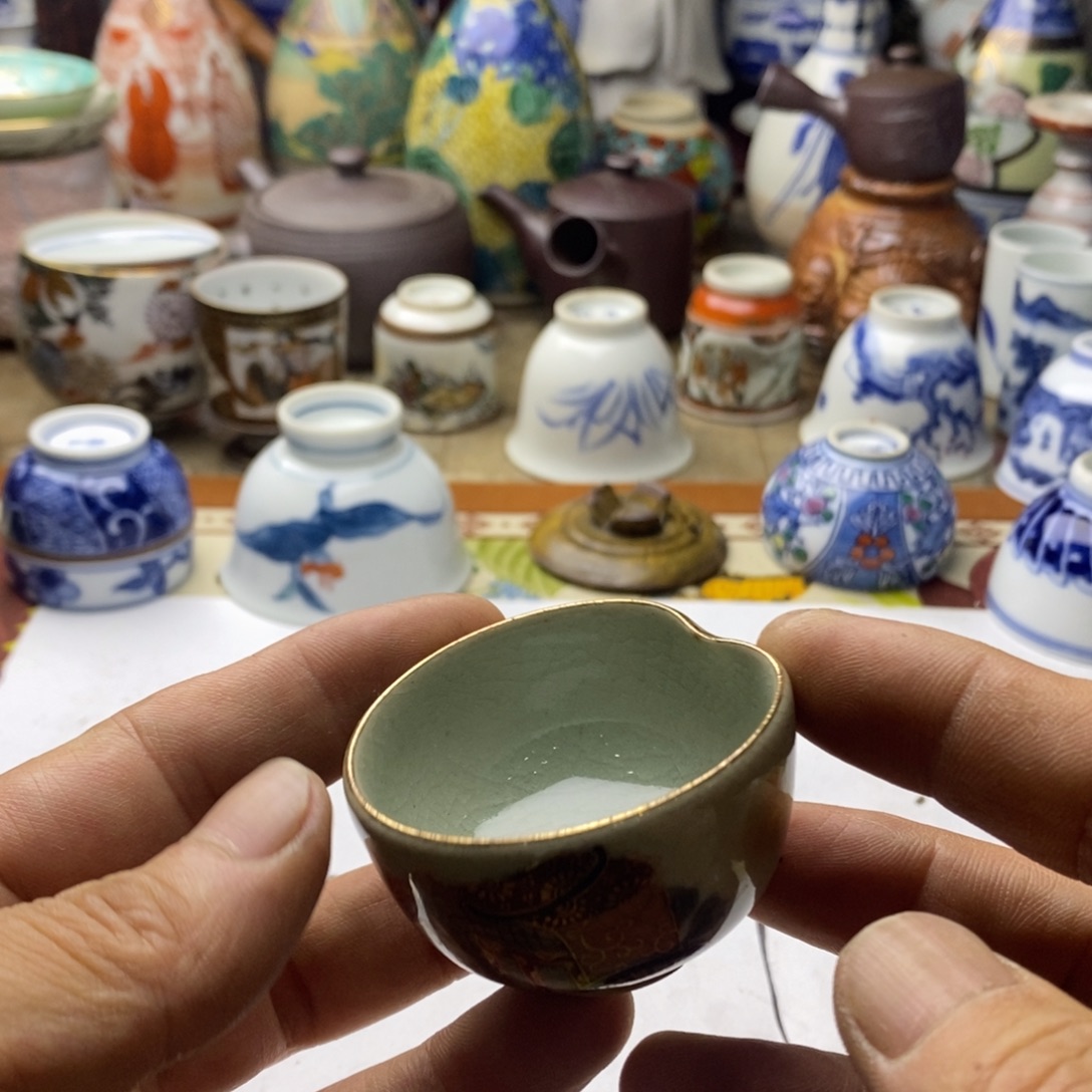 瓷片飞到一只手一双翅膀在地上