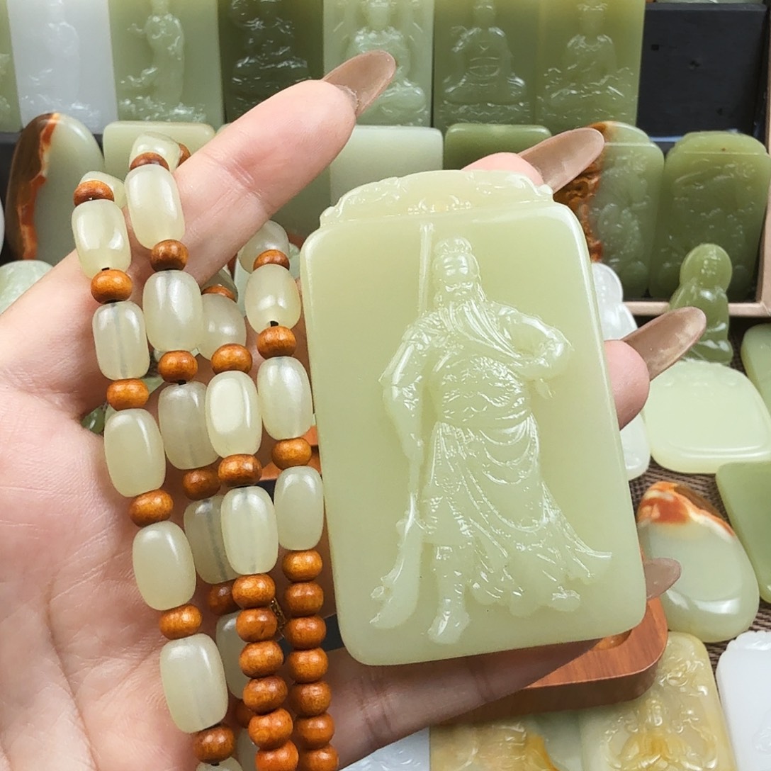 翠绿色关公牌吊坠