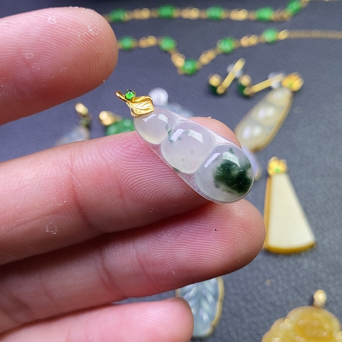 颈饰18K金镶嵌翡翠