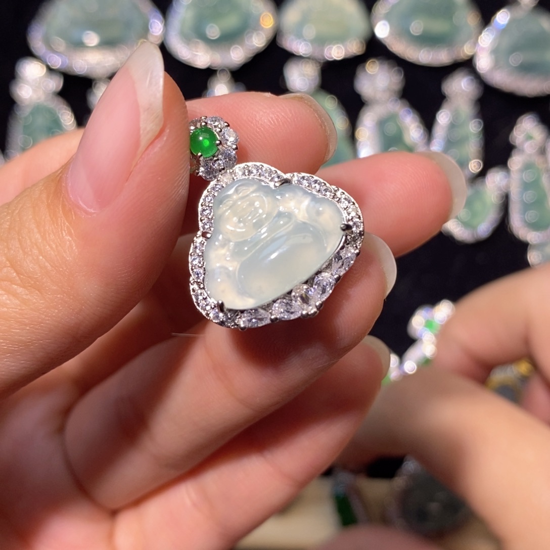 约***的翡翠未镶嵌颈饰天然