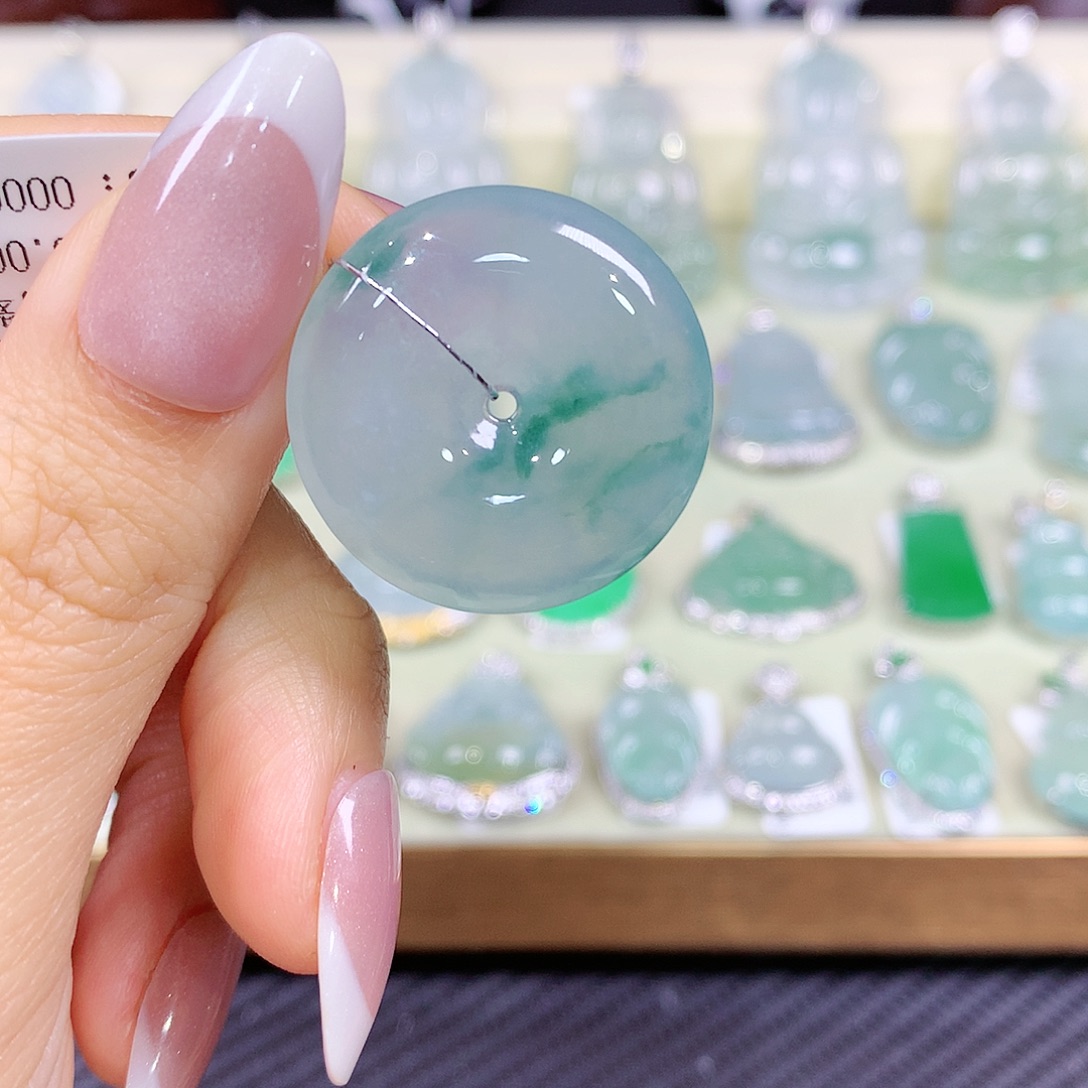 翡翠未镶嵌颈饰平安扣