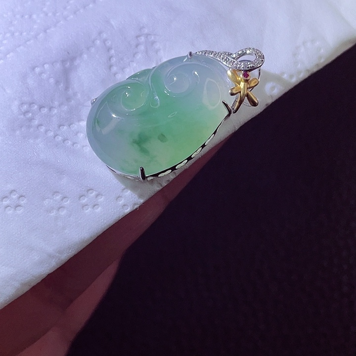 翡翠18K金镶嵌颈饰翡翠