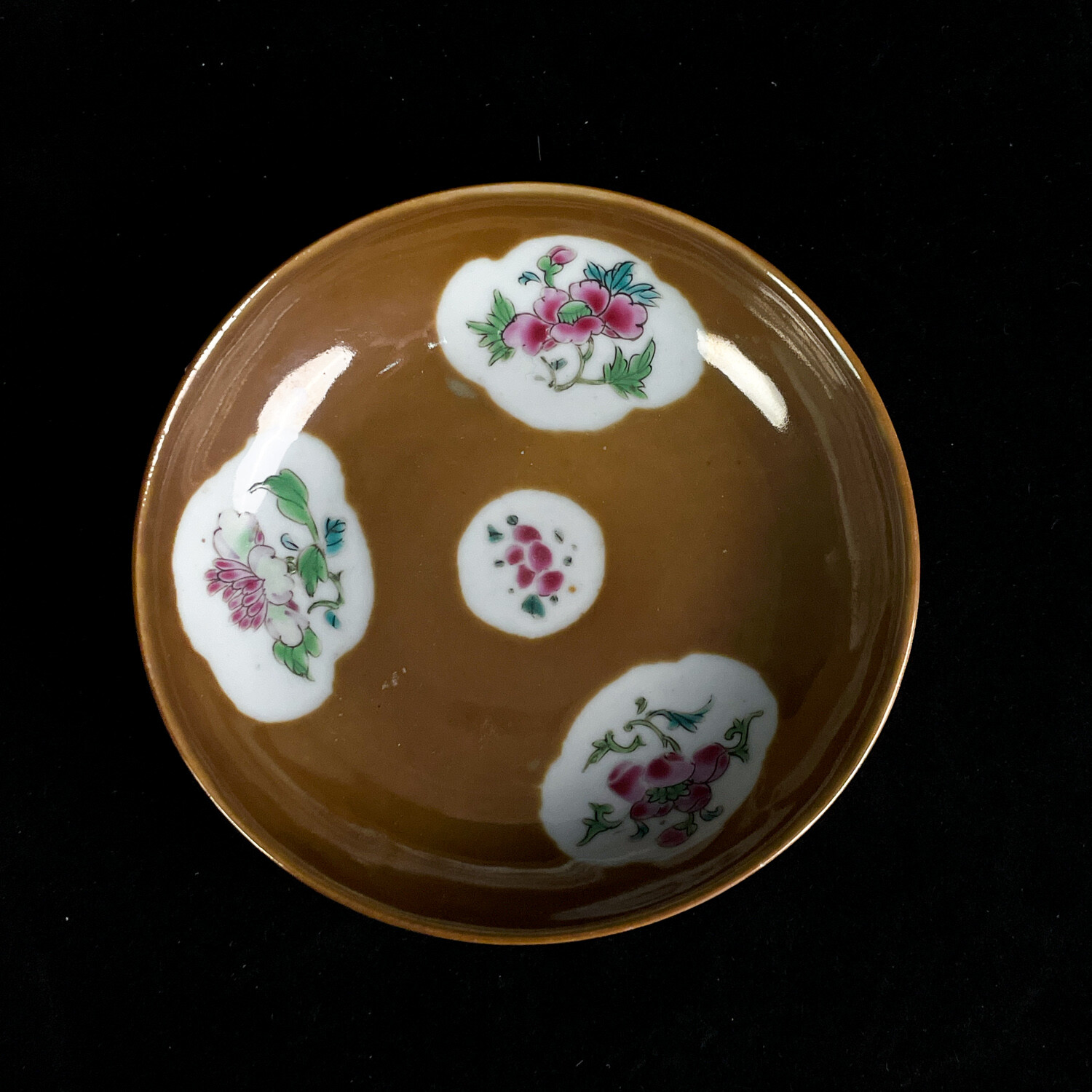 M25L9005816 - 清乾隆 乌金釉开窗粉彩花卉纹小盘