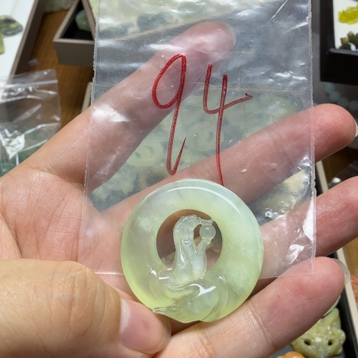 透闪石-蛇纹石玉吊坠未镶嵌