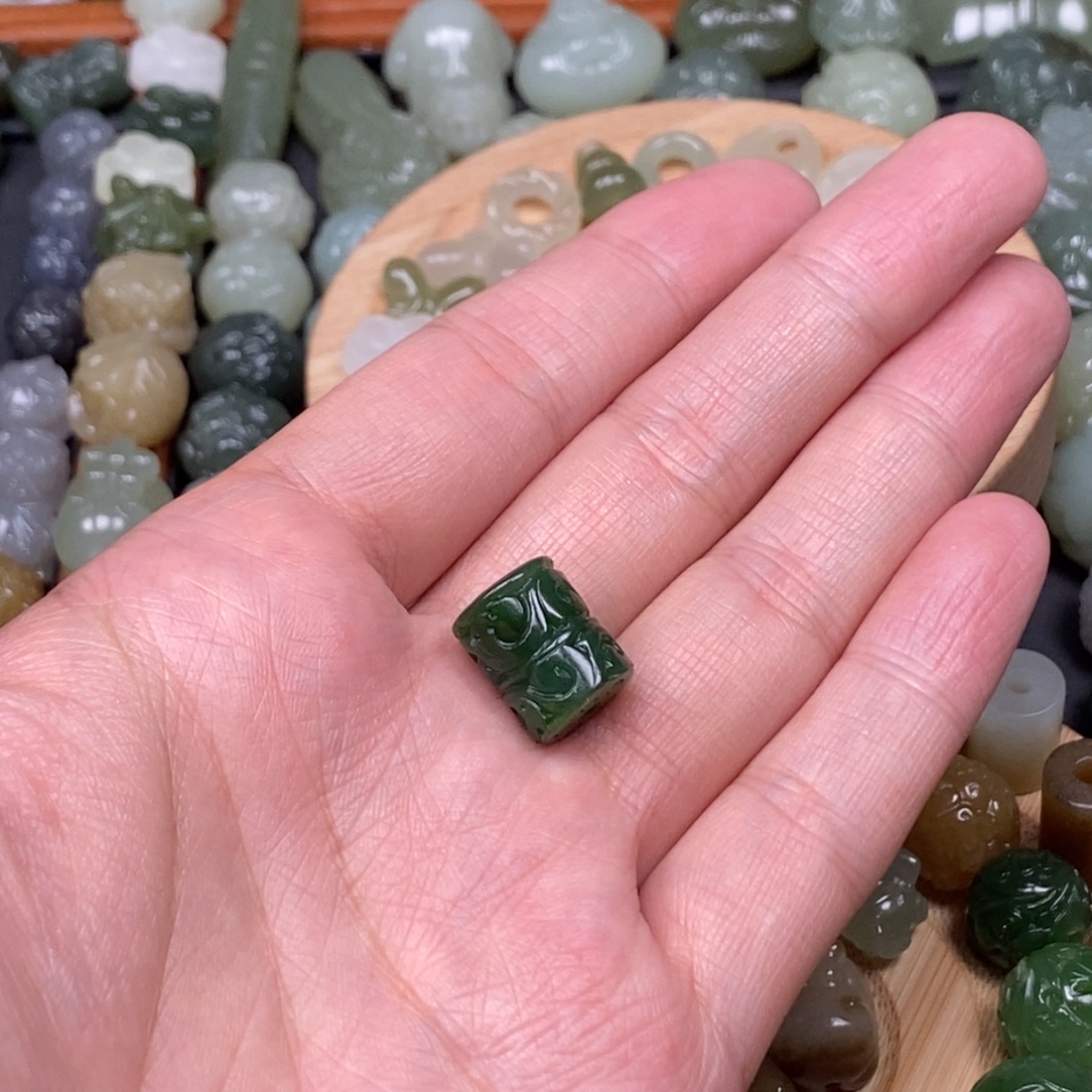 怡***然和田玉未镶嵌颈饰