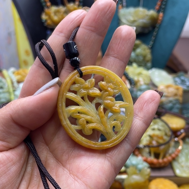 蛇纹石玉未镶嵌颈饰