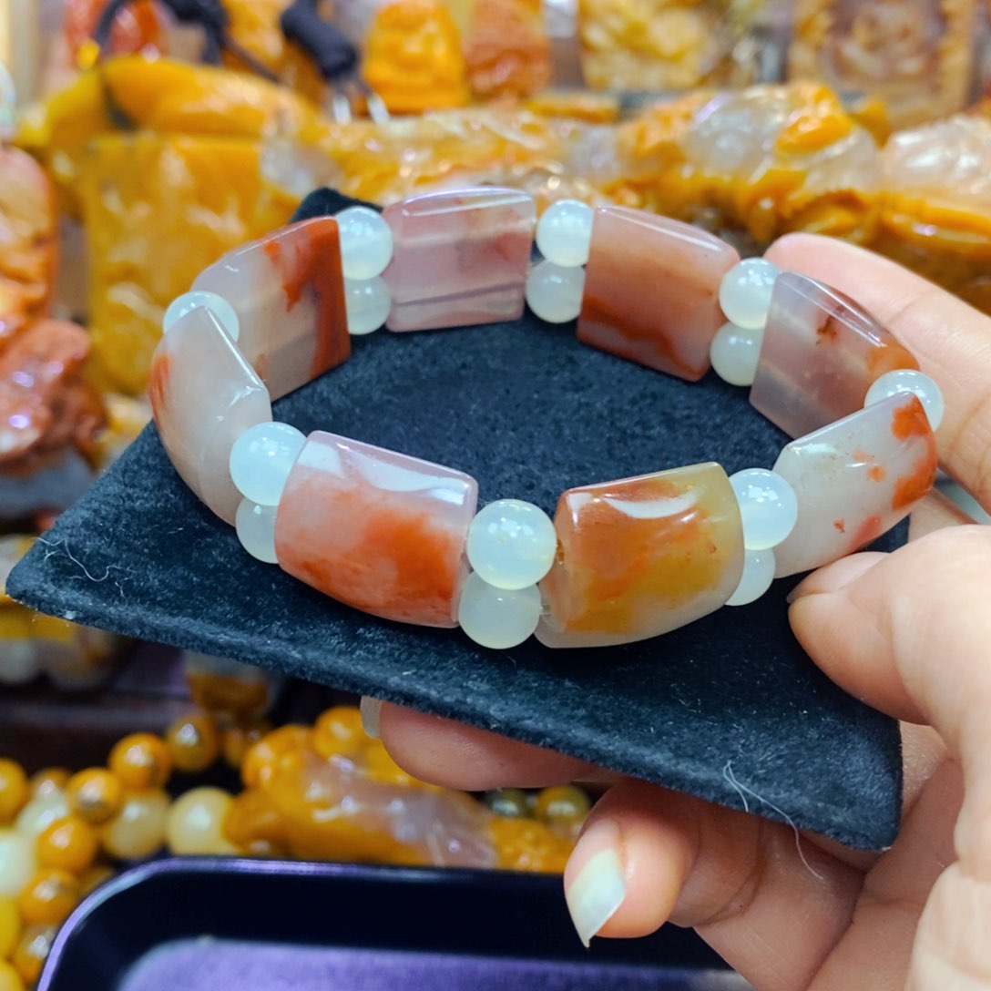 未镶嵌石英质玉（黄龙玉）颈饰