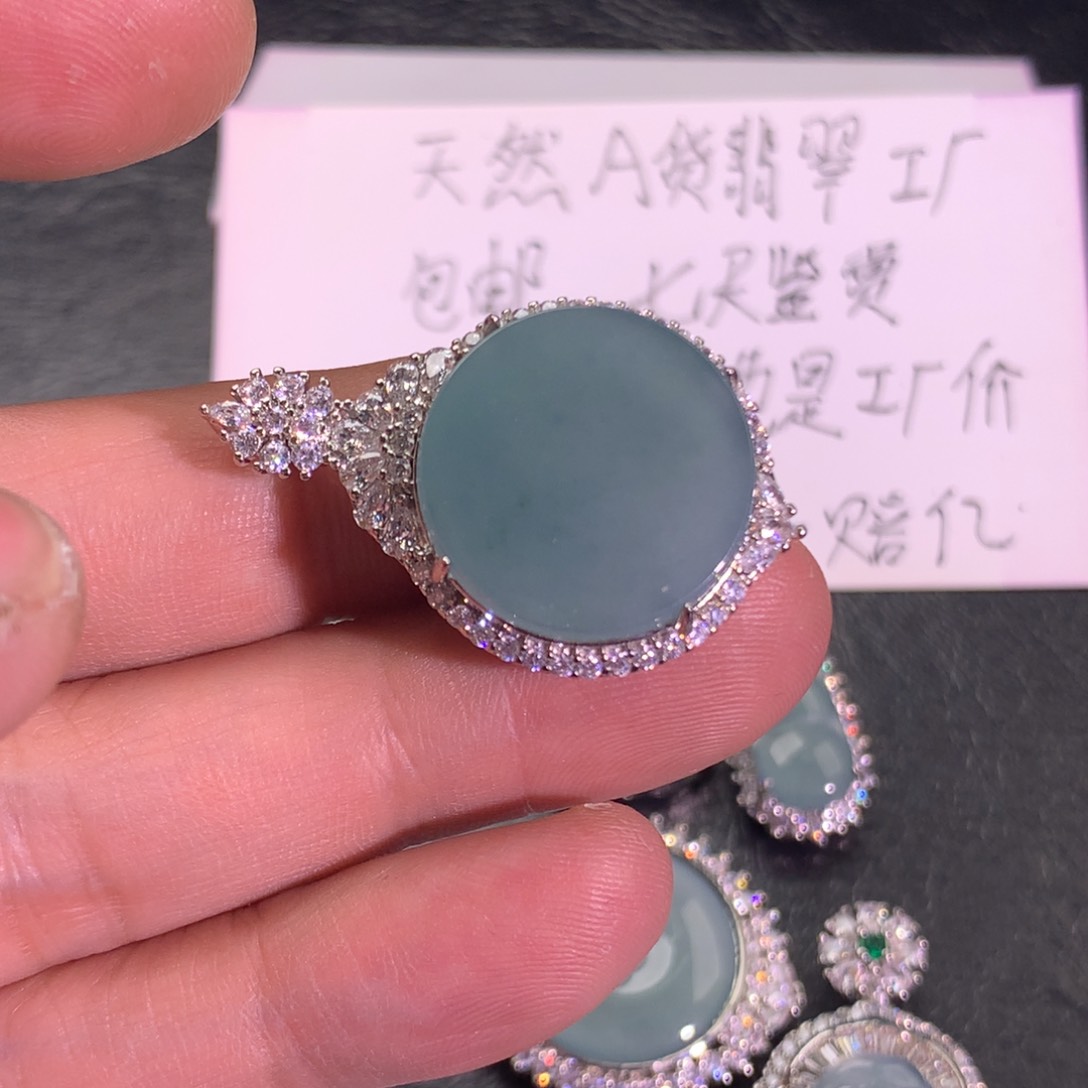 翡翠颈饰未镶嵌无事牌