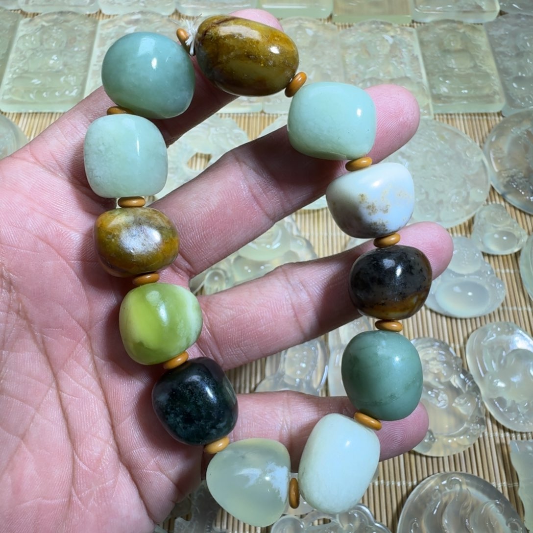 蛇纹石玉未镶嵌颈饰