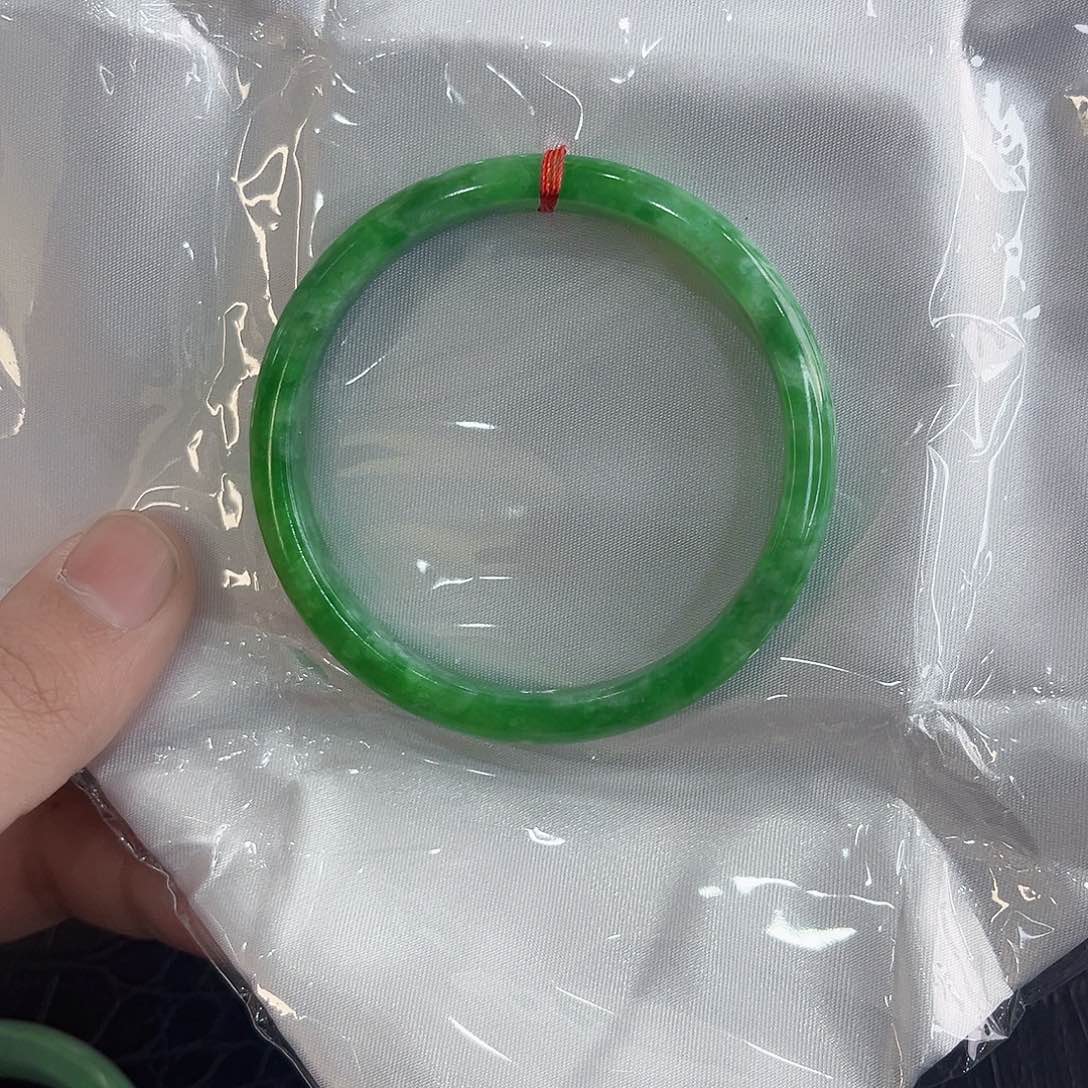 翡翠手镯未镶嵌手镯