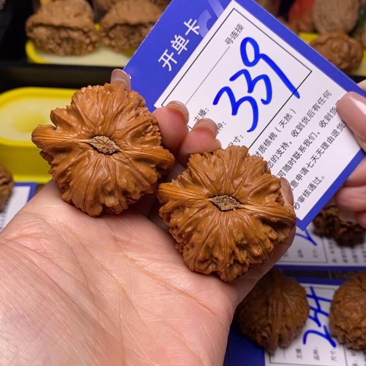 文玩核桃吊坠48白狮子339