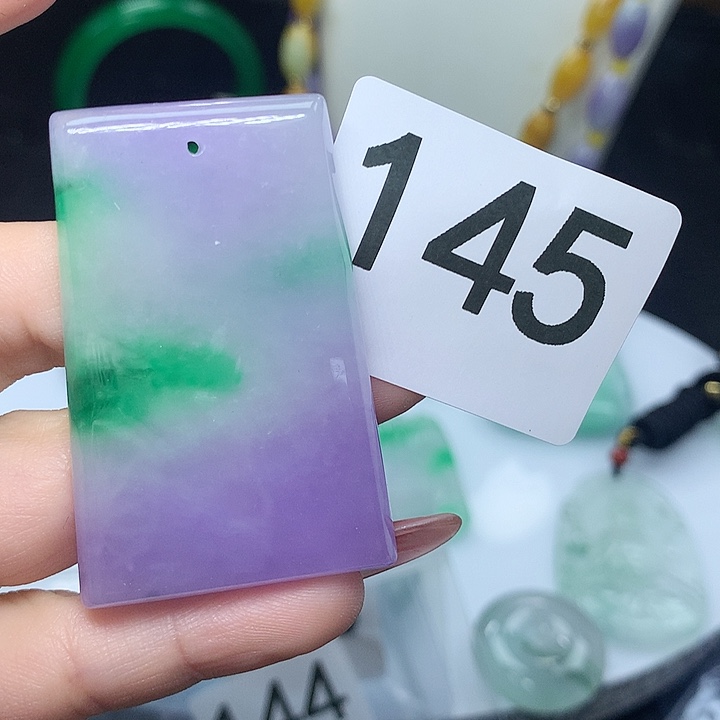 翡翠吊坠(赠链)未镶嵌