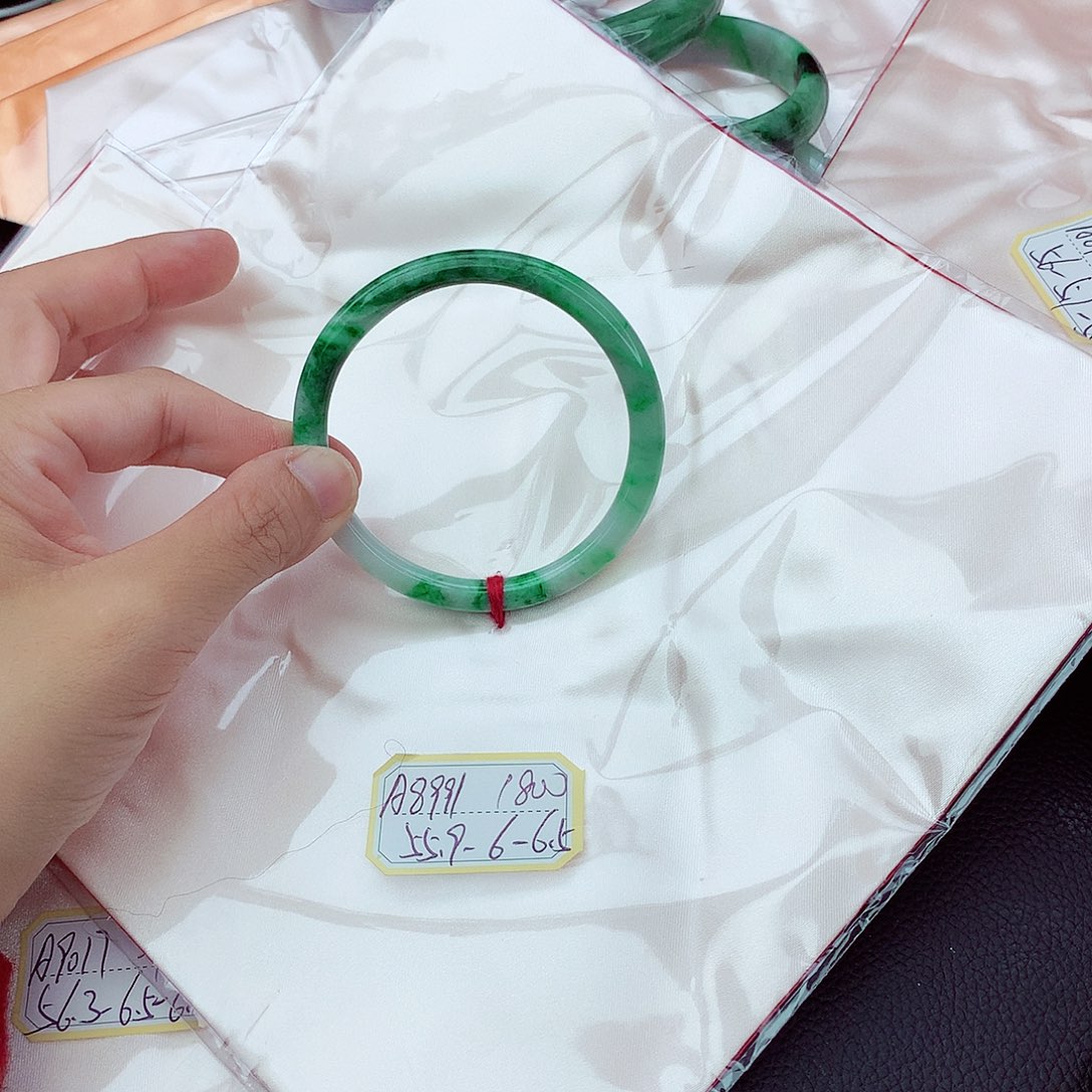 翡翠手镯未镶嵌翡翠