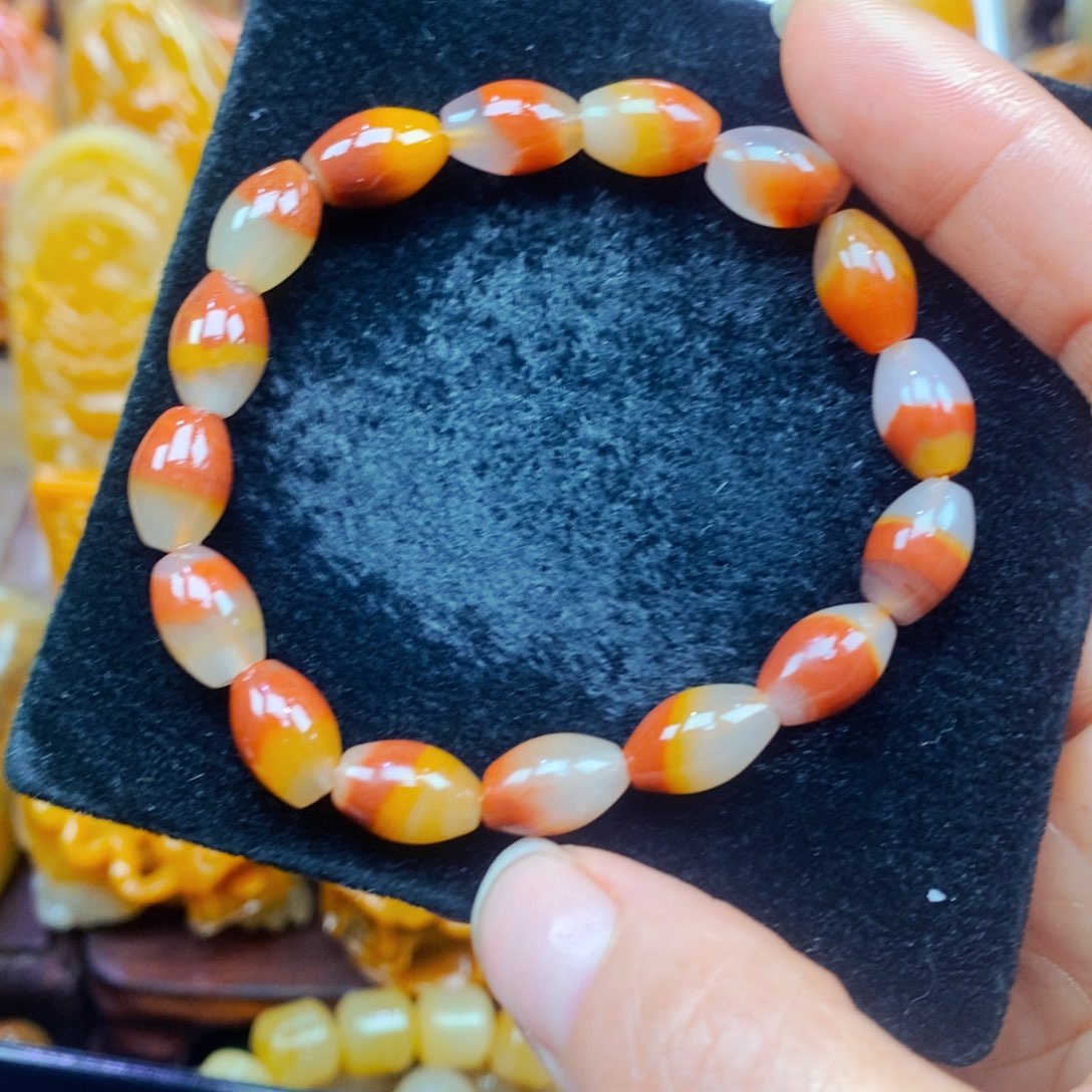 未镶嵌石英质玉（黄龙玉）颈饰