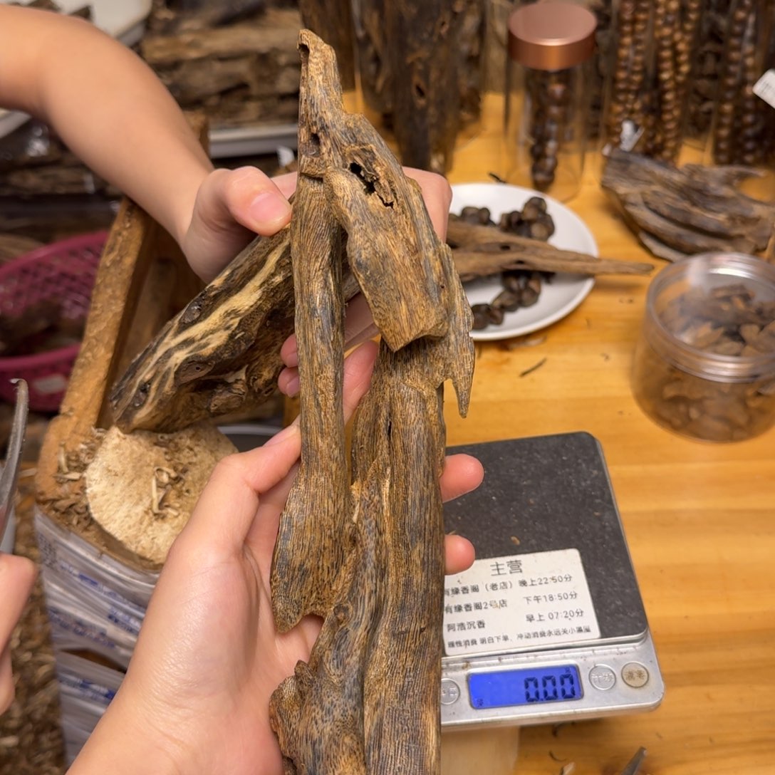 沉香碎屑沉香蓝宝石块料85克