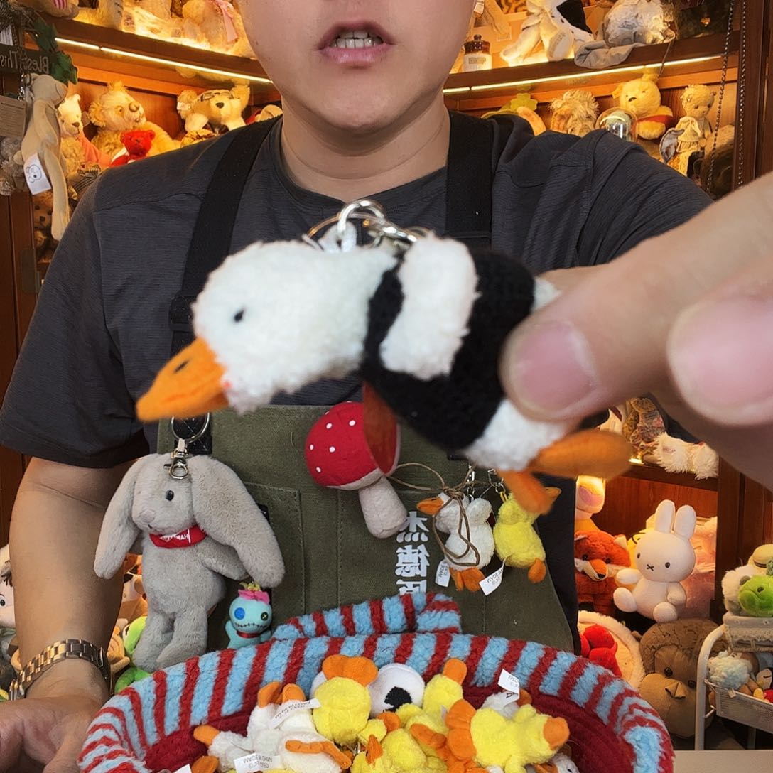 毛绒鸭子挂件。          